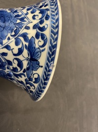 Een Chinees blauw-wit vijfdelig kaststel met floraal decor, Kangxi
