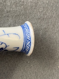 Une paire de bougeoirs miniatures et trois petits vases en porcelaine de Chine en bleu et blanc, Kangxi