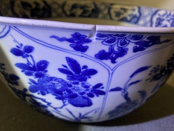 Een grote Chinese blauw-witte kom met florale vakverdeling, Kangxi