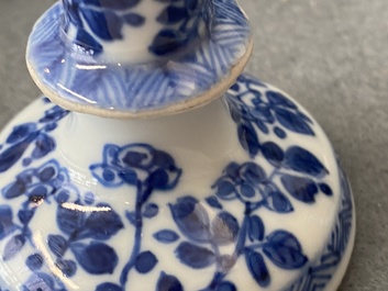 Une paire de bougeoirs miniatures et trois petits vases en porcelaine de Chine en bleu et blanc, Kangxi