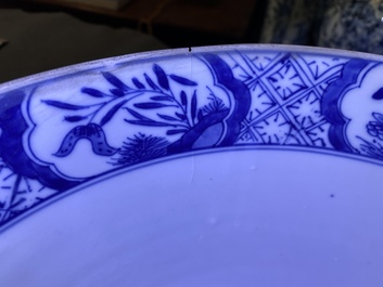 Een grote Chinese blauw-witte kom met florale vakverdeling, Kangxi