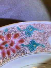 Une paire d'assiettes en porcelaine de Chine famille rose &agrave; d&eacute;cor de coqs, Qianlong