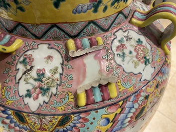 Un grand vase en porcelaine de Chine famille rose pour le march&eacute; Straits ou Peranakan, 19&egrave;me