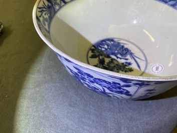 Een grote Chinese blauw-witte kom met florale vakverdeling, Kangxi