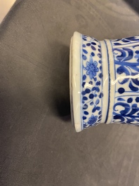 Een Chinees blauw-wit vijfdelig kaststel met floraal decor, Kangxi