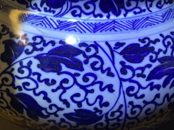 Een grote Chinese blauw-witte dekselvaas met pioenslingers, Kangxi