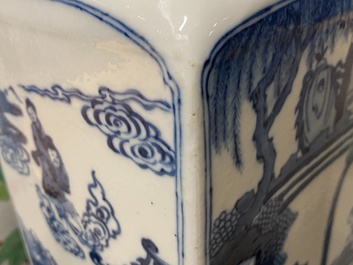 Twee Chinese blauw-witte en qianjiang cai vazen, 19/20e eeuw