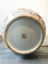 Un vase de forme hu en porcelaine de Chine famille rose &agrave; d&eacute;cor de papillons, marque de Qianlong, 20&egrave;me