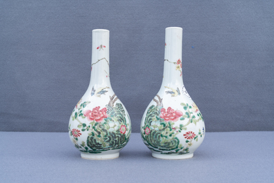 Een paar Chinese famille rose flesvormige vazen, 19e eeuw