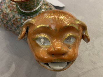 Trois mod&egrave;les de chiens en porcelaine de Chine famille rose de Canton dont deux bougeoirs, 19&egrave;me