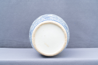 Un vase en porcelaine de Chine en bleu et blanc, 19&egrave;me