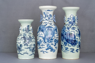 Drie Chinese blauw-witte en celadon vazen met Boeddhistische leeuwen, 19e eeuw