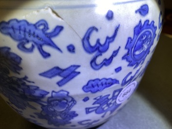 A pair of Chinese blue and white vases and covers with floral design, Hatcher cargo shipwreck, Transitional period