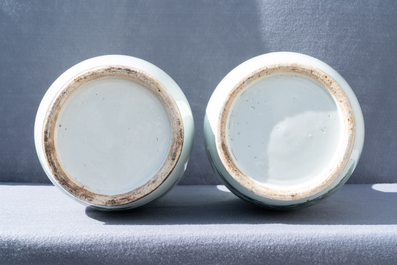 Une paire de vases en porcelaine de Chine qianjiang cai &agrave; d&eacute;cor de paysages, 19/20&egrave;me