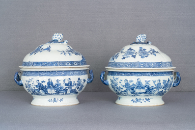Une paire de terrines couvertes en porcelaine de Chine en bleu et blanc, Qianlong