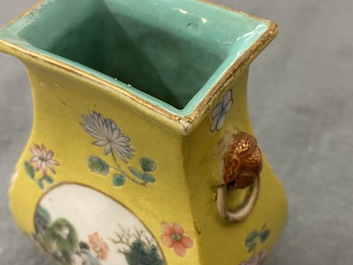 Un vase en porcelaine de Chine famille rose &agrave; fond jaune, 19/20&egrave;me
