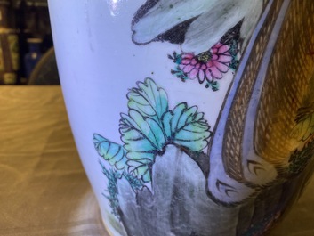 Une paire de vases en porcelaine de Chine famille rose &agrave; d&eacute;cor d'oiseaux, 19/20&egrave;me