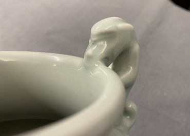 Un vase en porcelaine de Chine c&eacute;ladon monochrome aux anses en forme de dragons, marque de Qianlong, 19/20&egrave;me
