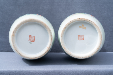 Deux paires de vases en porcelaine de Chine famille rose, marques de Qianlong, R&eacute;publique