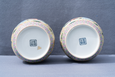 Een paar fijne Chinese famille rose vazen, Qianlong merk, Republiek