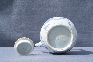 Une grande th&eacute;i&egrave;re couverte en porcelaine de Chine en bleu et blanc, &eacute;pave du Hatcher cargo, &eacute;poque Transition