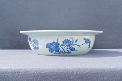 A Chinese blue and white basin with floral design, 19th C.