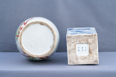 Twee Chinese blauw-witte en qianjiang cai vazen, 19/20e eeuw