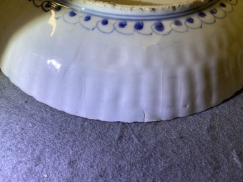 Twee Chinese blauw-witte kraakporseleinen borden met herten en een sprinkhaan, Wanli