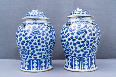 Twee paar Chinese blauw-witte dekselvazen, 19/20e eeuw