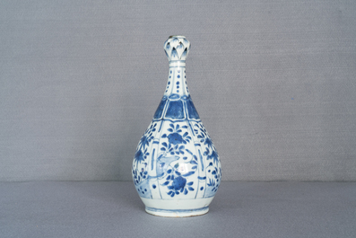 Un vase en porcelaine de Chine en bleu et blanc &agrave; d&eacute;cor floral, Wanli
