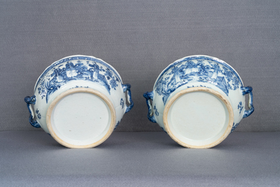 Une paire de terrines couvertes en porcelaine de Chine en bleu et blanc, Qianlong
