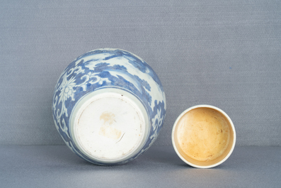 Un pot couvert en porcelaine de Chine en bleu et blanc &agrave; d&eacute;cor d'animaux mythiques, &eacute;pave du Hatcher cargo, &eacute;poque Transition