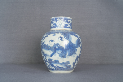 Un pot couvert en porcelaine de Chine en bleu et blanc &agrave; d&eacute;cor d'animaux mythiques, &eacute;pave du Hatcher cargo, &eacute;poque Transition