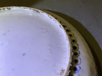 Twee Chinese blauw-witte kraakporseleinen borden met herten en een sprinkhaan, Wanli
