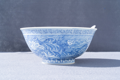 Een Chinese blauw-witte kom met mythische dieren, Guangxu merk, 19/20e eeuw