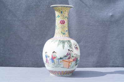 Cinq vases en porcelaine de Chine famille rose et verte, R&eacute;publique