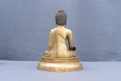 Une figure de Bouddha en bronze dor&eacute;, Tibet, d&eacute;but du 20&egrave;me