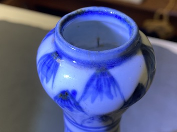 Een Chinese blauw-witte vaas met floraal decor, Wanli