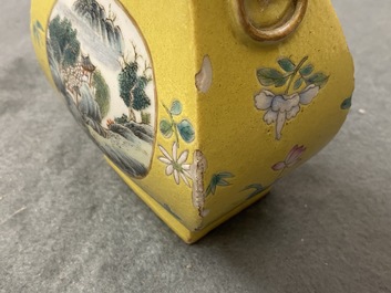 Een Chinese famille rose vaas met gele fondkleur, 19/20e eeuw