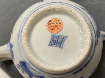 Une th&eacute;i&egrave;re couverte en porcelaine de Chine en bleu et blanc, &eacute;pave du Hatcher cargo, &eacute;poque Transition