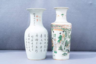 Un vase de forme rouleau en porcelaine de Chine famille verte et un en famille rose, 19&egrave;me