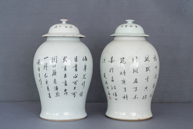 Twee Chinese qianjiang cai dekselvazen met antiquiteiten, 19e eeuw