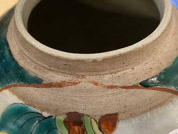 Une paire de pots en porcelaine de Chine famille rose et une paire de bols en famille verte, 19/20&egrave;me