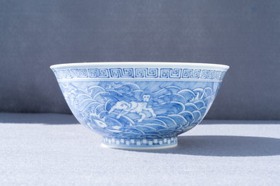 Een Chinese blauw-witte kom met mythische dieren, Guangxu merk, 19/20e eeuw