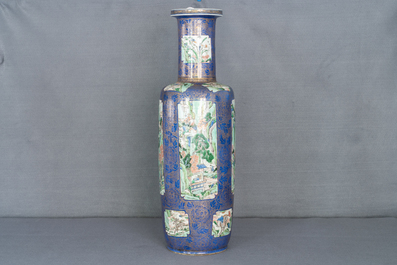 Un tr&egrave;s grand vase de forme rouleau en porcelaine de Chine famille verte sur fond bleu poudr&eacute;, Chine, Kangxi
