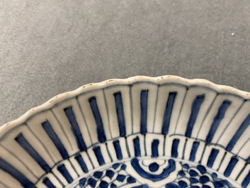 Deux plats en porcelaine de Chine en bleu et blanc de type kraak, Wanli