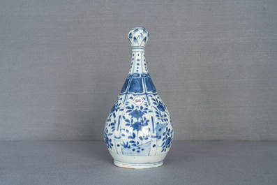 Een Chinese blauw-witte vaas met floraal decor, Wanli
