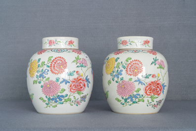 Une paire de pots couverts en porcelaine de Chine famille rose &agrave; d&eacute;cor floral, Yongzheng