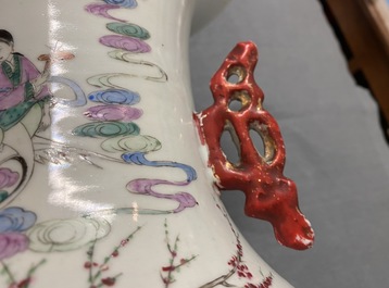 Une paire de vases en porcelaine de Chine famille rose &agrave; d&eacute;cor de dames dans un jardin, 19/20&egrave;me