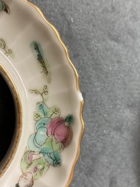 Deux th&eacute;i&egrave;res et quatre bols couverts sur supports en porcelaine de Chine famille rose, 19&egrave;me